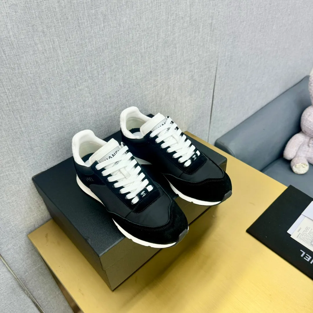 👟👟Ex-factory price 560👟👟 CHANEL Chanel thick-soled panda sneakers Panda biscuit shoes Chanel 2024ss popular panda shoes 🐼Colorful thick-soled casual sports shoes sneakers counter synchronization The counter is very popular Very difficult to buy a shoe The most popular thick-soled panda shoes on the Internet It can be imagined that small fragrance control can not miss it, both appearance and comfort coexist Simple and versatile white shoes. The thick sole increases height and is super versatile. You can wear it with your eyes closed😍Whoever wears it will look better. Upper: calfskin. Lining: imported sheepskin lining. Outsole: TPU original outsole. Size: 35-40 (41 customized.